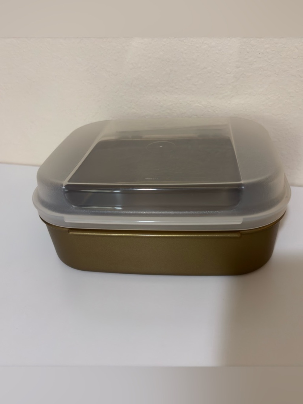 Tupperware Gold Storzalot Junior
Container w/snap lid.